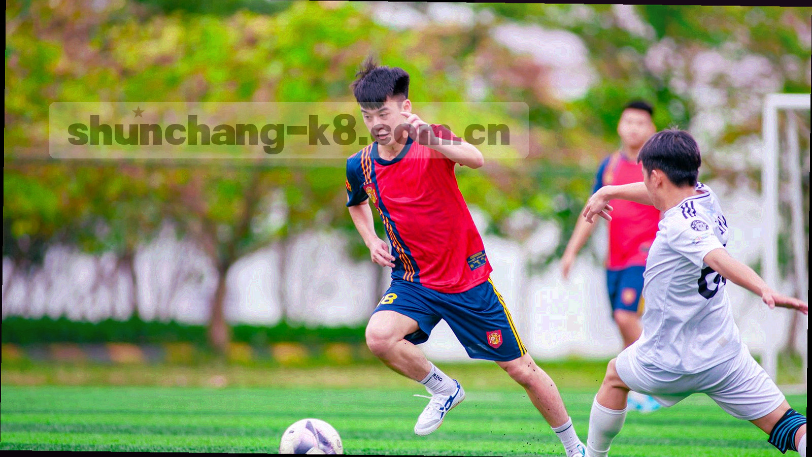 夜间球场入口与灯柱的冷蓝色长曝光画面