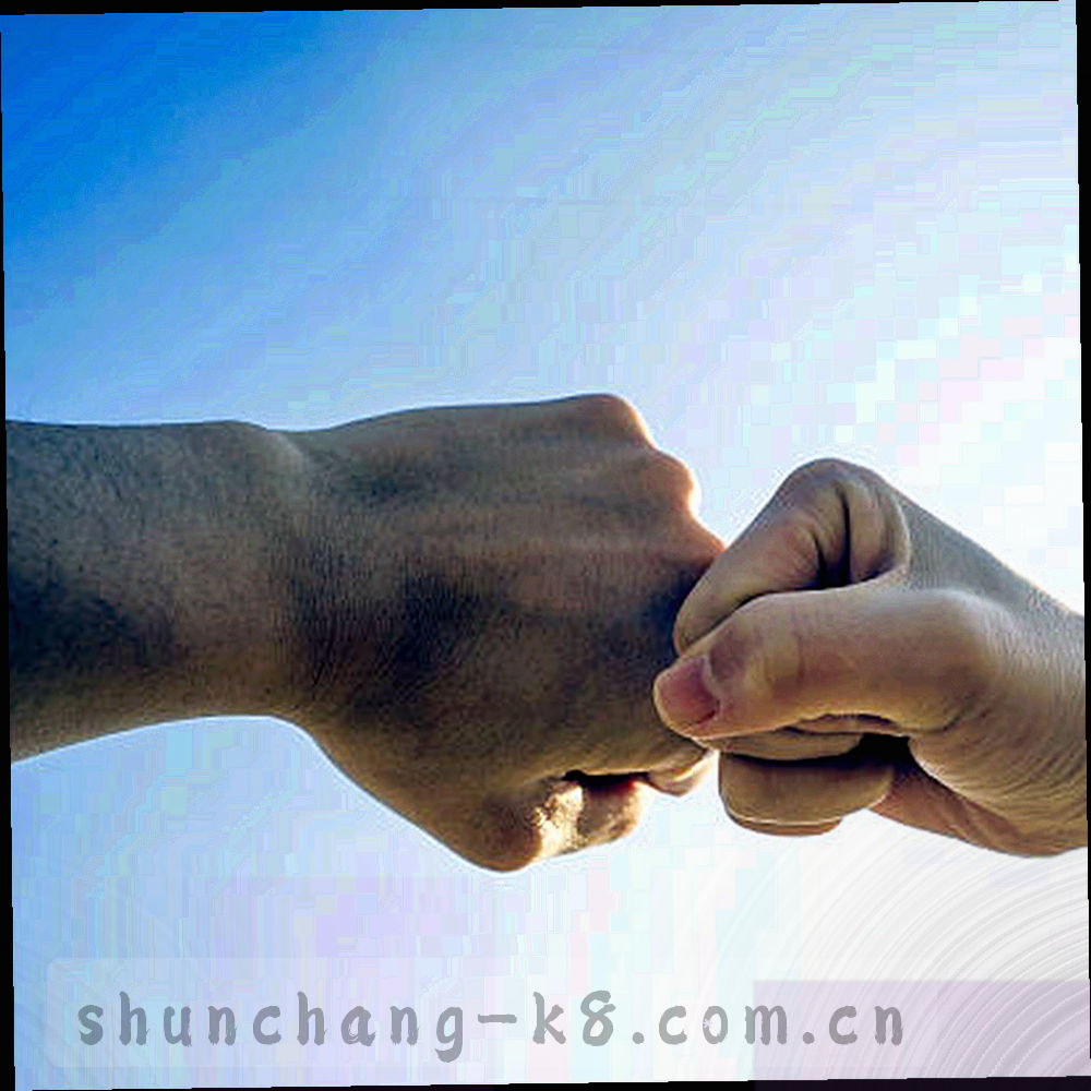 手指在手机屏幕上滑动选择比赛轮次，界面元素以荧光青高亮，背景为暗色虚化的球场灯光